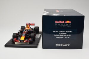 Red Bull Racing Tag Heuer RB13 #3 D. Ricciardo 3rd Place Malaysian GP 2017 Minichamps 1:18 117171503 Metal - imagem 6 de 6