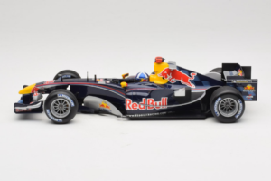 Red Bull RB1 Cosworth #14 D. Coulthard Red Bull Racing Showcar 2005 Minichamps 1:18 100050084 Metal - imagem 3 de 7
