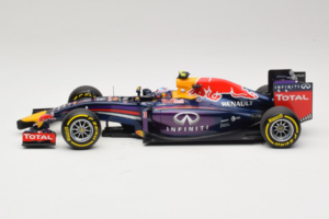 Red Bull RB10 Renault #3 D. Ricciardo Infiniti Red Bull Racing Showcar 2014 Minichamps 1:18 110140003 Metal - imagem 3 de 6
