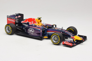 Red Bull RB10 Renault #3 D. Ricciardo Infiniti Red Bull Racing Showcar 2014 Minichamps 1:18 110140003 Metal - imagem 4 de 6