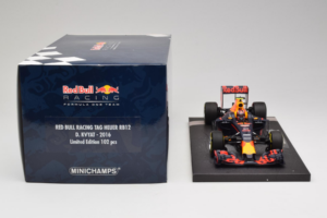 Red Bull RB12 Tag Heuer #26 D. Kvyat Red Bull Racing Showcar 2016 Minichamps 1:18 117160026 Resina - imagem 6 de 7