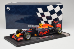 Red Bull RB12 Tag Heuer #26 D. Kvyat Red Bull Racing Showcar 2016 Minichamps 1:18 117160026 Resina - imagem 7 de 7