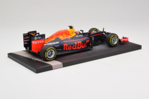Red Bull RB12 Tag Heuer #26 D. Kvyat Red Bull Racing Showcar 2016 Minichamps 1:18 117160026 Resina - imagem 3 de 7