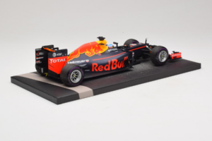 Red Bull RB12 Tag Heuer #3 D. Ricciardo Red Bull Racing 1st Pole Monaco Grand Prix 2016 Minichamps 1:18 117160103 Resina - imagem 3 de 7