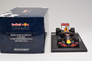 Red Bull RB12 Tag Heuer #3 D. Ricciardo Red Bull Racing 1st Pole Monaco Grand Prix 2016 Minichamps 1:18 117160103 Resina - imagem 6 de 7