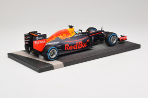 Red Bull RB12 Tag Heuer #3 D. Ricciardo Red Bull Racing Brazilian Grand Prix 2016 Minichamps 1:18 117161203 Resina - imagem 3 de 6