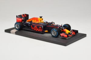 Red Bull RB12 Tag Heuer #3 D. Ricciardo Red Bull Racing Brazilian Grand Prix 2016 Minichamps 1:18 117161203 Resina - imagem 4 de 6
