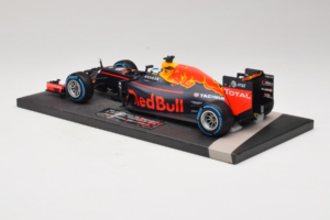 Red Bull RB12 Tag Heuer #3 D. Ricciardo Red Bull Racing Brazilian Grand Prix 2016 Minichamps 1:18 117161203 Resina - imagem 5 de 6