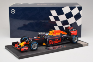 Red Bull RB12 Tag Heuer #3 D. Ricciardo Red Bull Racing Brazilian Grand Prix 2016 Minichamps 1:18 117161203 Resina - imagem 6 de 6