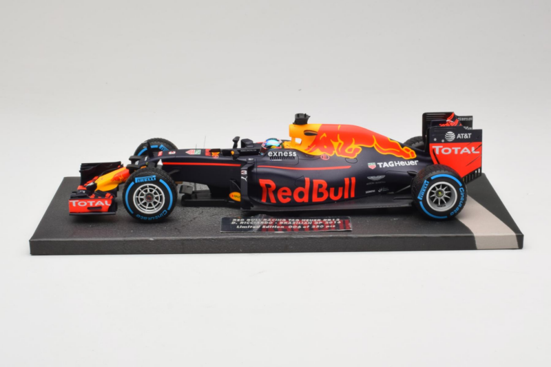 Red Bull RB12 Tag Heuer #3 D. Ricciardo Red Bull Racing Brazilian Grand Prix 2016 Minichamps 1:18 117161203 Resina