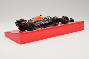 Red Bull RB18 #1 M. Verstappen Oracle Red Bull Racing Japanese Grand Prix Winner World Champion 2022 Minichamps 1:18 11322280 - imagem 3 de 7