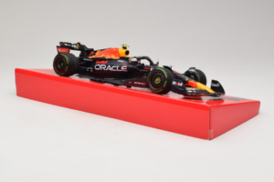 Red Bull RB18 #1 M. Verstappen Oracle Red Bull Racing Japanese Grand Prix Winner World Champion 2022 Minichamps 1:18 11322280 - imagem 4 de 7