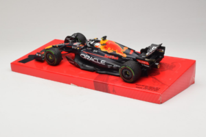Red Bull RB18 #1 M. Verstappen Oracle Red Bull Racing Japanese Grand Prix Winner World Champion 2022 Minichamps 1:18 11322280 - imagem 5 de 7