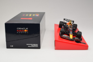Red Bull RB18 #1 M. Verstappen Oracle Red Bull Racing Japanese Grand Prix Winner World Champion 2022 Minichamps 1:18 11322280 - imagem 6 de 7