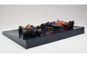 Red Bull RB19 Honda RBPT #1 M. Verstappen Oracle Red Bull Racing Qatar Grand Prix World Champion 2023 Minichamps 1:18 1122318 - imagem 4 de 6