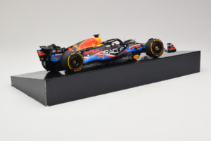 Red Bull RB19 #1 M. Verstappen Oracle Red Bull Racing United States Grand Prix Winner World Champion 2023 Minichamps 1:18 113 - imagem 3 de 7