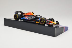 Red Bull RB19 #1 M. Verstappen Oracle Red Bull Racing United States Grand Prix Winner World Champion 2023 Minichamps 1:18 113 - imagem 4 de 7