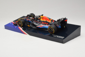 Red Bull RB19 #1 M. Verstappen Oracle Red Bull Racing United States Grand Prix Winner World Champion 2023 Minichamps 1:18 113 - imagem 5 de 7