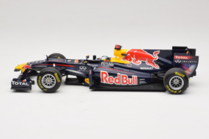 Red Bull RB7 Renault #1 S. Vettel Red Bull Racing Showcar 2011 Minichamps 1:18 110110071-1 Metal - imagem 3 de 7