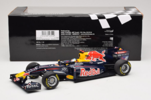 Red Bull RB7 Renault #1 S. Vettel Red Bull Racing Showcar 2011 Minichamps 1:18 110110071-1 Metal - imagem 6 de 7