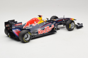 Red Bull RB7 Renault #1 S. Vettel Red Bull Racing World Champion 2011 Minichamps 1:18 110110001 Metal - imagem 2 de 6