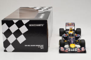 Red Bull RB7 Renault #1 S. Vettel Red Bull Racing World Champion 2011 Minichamps 1:18 110110001 Metal - imagem 6 de 6