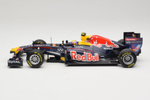 Red Bull RB7 Renault #2 M. Webber Red Bull Racing Showcar 2011 Minichamps 1:18 110110002 Metal - imagem 3 de 7