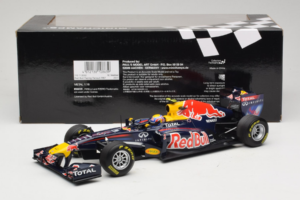 Red Bull RB7 Renault #2 M. Webber Red Bull Racing Showcar 2011 Minichamps 1:18 110110002 Metal - imagem 6 de 7