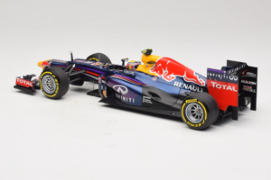 Red Bull RB9 Renault #2 M. Webber Infiniti Red Bull Racing Showcar 2013 Minichamps 1:18 110130072 Metal - imagem 5 de 6