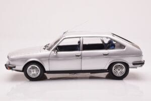 Renault 30 TX Prata Norev 1:18 185272 Metal - imagem 4 de 8
