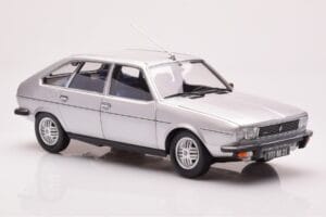 Renault 30 TX Prata Norev 1:18 185272 Metal - imagem 6 de 8