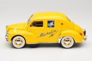 Renault 4CV Michelin Yellow Solido 1:18 82002 Metal - imagem 3 de 6