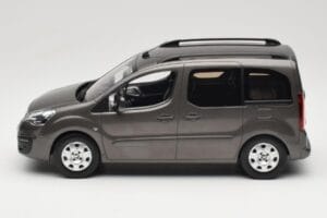 Renault Juvaquatre Break 300 kg Marfim Norev 1:18 185260 Metal - imagem 3 de 6