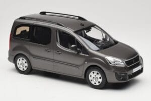 Renault Juvaquatre Break 300 kg Marfim Norev 1:18 185260 Metal - imagem 4 de 6