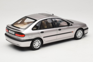 Renault Laguna V6 3.0 Baccara Opal Grey Otto 1:18 OT1185 Resina - imagem 2 de 6