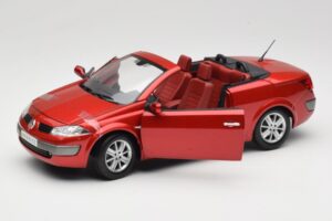 Renault Megane Mk1 CC Vermelho Solido 1:18 8152 Metal - imagem 2 de 8