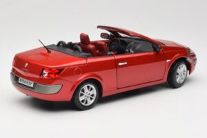 Renault Megane Mk1 CC Vermelho Solido 1:18 8152 Metal - imagem 3 de 8