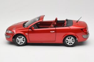 Renault Megane Mk1 CC Vermelho Solido 1:18 8152 Metal - imagem 4 de 8