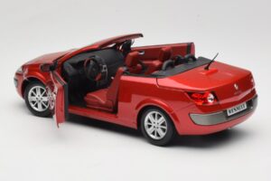 Renault Megane Mk1 CC Vermelho Solido 1:18 8152 Metal - imagem 5 de 8