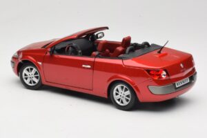 Renault Megane Mk1 CC Vermelho Solido 1:18 8152 Metal - imagem 7 de 8