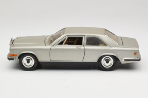 Rolls-Royce Camargue Prateado Diamond Edition Bburago 1:18 3001-M3 Metal - imagem 4 de 8