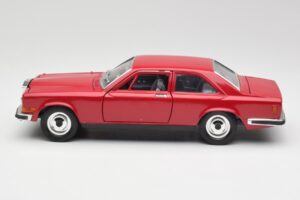 Rolls-Royce Camargue Vermelho Bburago 1:22 3001 Metal - imagem 4 de 8