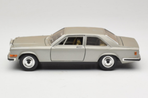 Rolls-Royce Camargue Prata Bburago 1:18 3001-M2 Metal - imagem 4 de 8