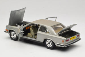 Rolls-Royce Camargue Prata Bburago 1:18 3001-M2 Metal - imagem 5 de 8