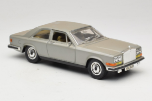 Rolls-Royce Camargue Prata Bburago 1:18 3001-M2 Metal - imagem 6 de 8