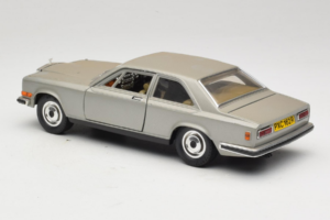 Rolls-Royce Camargue Prata Bburago 1:18 3001-M2 Metal - imagem 7 de 8