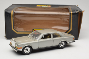 Rolls-Royce Camargue Prata Bburago 1:18 3001-M2 Metal - imagem 8 de 8