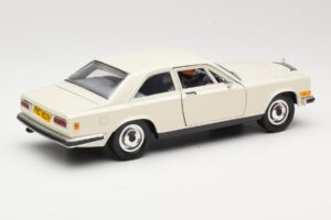 Rolls-Royce Camargue Branco Bburago 1:22 3001-M1 Metal - imagem 2 de 8