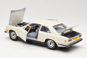 Rolls-Royce Camargue Branco Bburago 1:22 3001-M1 Metal - imagem 5 de 8