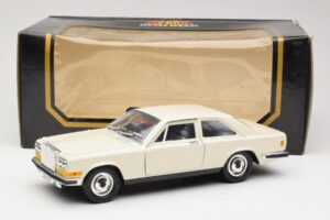Rolls-Royce Camargue Branco Bburago 1:22 3001-M1 Metal - imagem 8 de 8